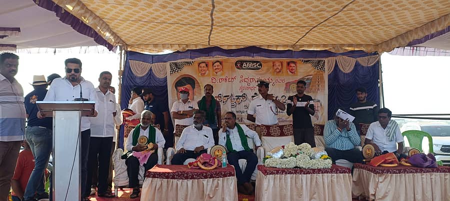 ನಂಜನಗೂಡು ತಾಲ್ಲೂಕಿನ ಇಮ್ಮಾವು ಕೈಗಾರಿಕಾ ಪ್ರದೇಶದಲ್ಲಿ ನಡೆದ ದಿ.ರಾಕೇಶ್ ಸಿದ್ದರಾಮಯ್ಯ ಸ್ಮರಣಾರ್ಥ  ಡರ್ಟ್‌ ಪ್ರಿಕ್ಸ್ ಕಾರ್ ರೇಸ್ ಪಂದ್ಯಾವಳಿಯಲ್ಲಿ ಸಂಸದ ಸುನೀಲ್ ಬೋಸ್ ಮಾತನಾಡಿದರು