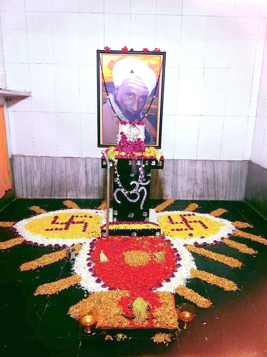 ಶಿಕಾರಿಪುರ ತಾಲ್ಲೂಕು ಕಾಳೇನಹಳ್ಳಿ ಶಿವಯೋಗಾಶ್ರಮದ ರಥೋತ್ಸವ ಅಂಗವಾಗಿ ಲಿಂ.ರುದ್ರಮುನಿ ಶಿವಯೋಗಿಗಳ ಕತುÈ ಗದ್ದುಗೆಗೆ ವಿಶೇಷ ಪೂಜೆ, ಅಲಂಕಾರ ಮಾಡಲಾಗಿತ್ತು.