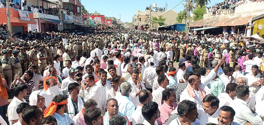 ನಾಯಕನಹಟ್ಟಿ ಗುರುತಿಪ್ಪೇರುದ್ರಸ್ವಾಮಿ ರಥೋತ್ಸವದ ವೇಳೆ ನೆರೆದಿದ್ದ ಭಕ್ತ ಸಾಗರ (ಸಂಗ್ರಹ ಚಿತ್ರ)