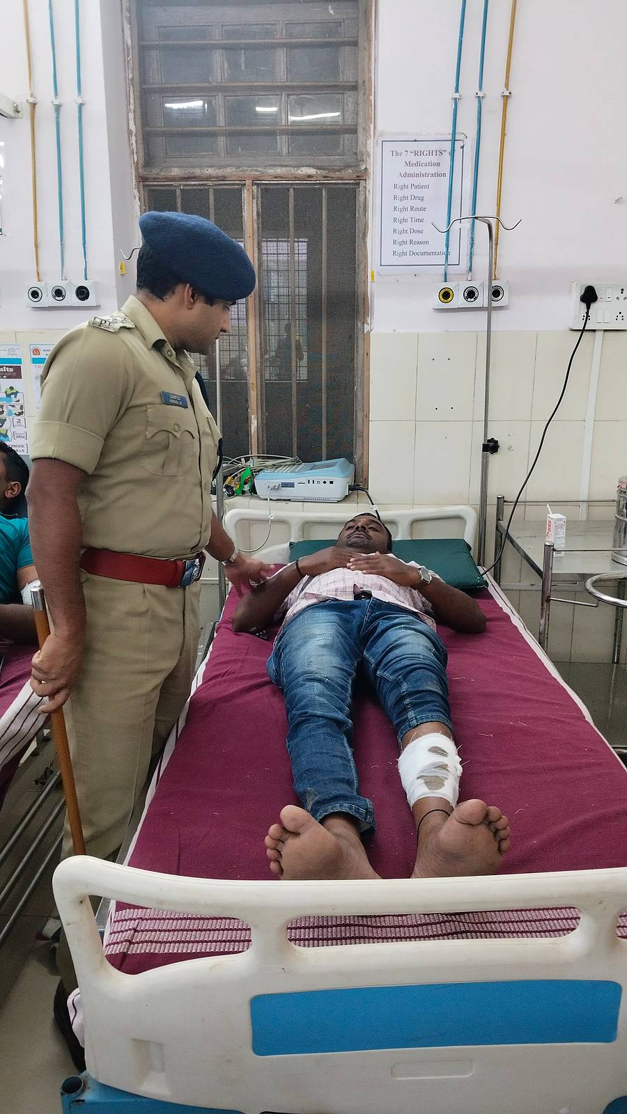 ಗುಂಡೇಟಿನಿಂದ ಗಾಯಗೊಂಡು ಆಸ್ಪತ್ರೆಯಲ್ಲಿ ಚಿಕಿತ್ಸೆಗೆ ದಾಖಲಾಗಿರುವ ಡಿಚ್ಚಿ ಮುಬಾರಕ್‌ನ ಸ್ಥಿತಿಗತಿ ಎಸ್ಪಿ ಬಿ.ನಿಖಿಲ್ ಪರಿಶೀಲಿಸಿದರು