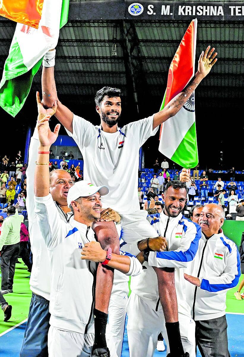 <div class="paragraphs"><p>ದಕ್ಷಿಣೇಶ್ವರ ಸುರೇಶ್‌ ಅವರನ್ನು ಹೆಗಲ ಮೇಲೆ ಹೊತ್ತು ಸಂಭ್ರಮಿಸಿದ ಭಾರತ ತಂಡದ ಆಟಗಾರರು</p></div>