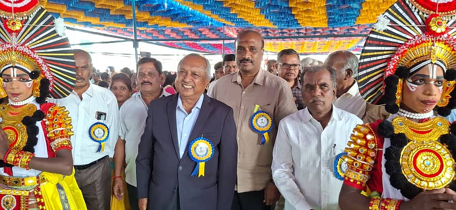 ಮುಳಬಾಗಿಲು ತಾಲ್ಲೂಕಿನ ನಂಗಲಿ ಅನುದಾನಿತ ಶ್ರೀ ವರಸಿದ್ದಿ ವಿನಾಯಕ ಸಂಸ್ಥೆಯಲ್ಲಿ ನಡೆದ ವಾರ್ಷಿಕೋತ್ಸವ ಕಾರ್ಯಕ್ರಮದಲ್ಲಿ ನಿವೃತ್ತ ನ್ಯಾಯಮೂರ್ತಿ ಎಚ್.ಎನ್.ನಾಗಮೋಹನ್ ದಾಸ್ ಪಾಲ್ಗೊಂಡಿದ್ದರು