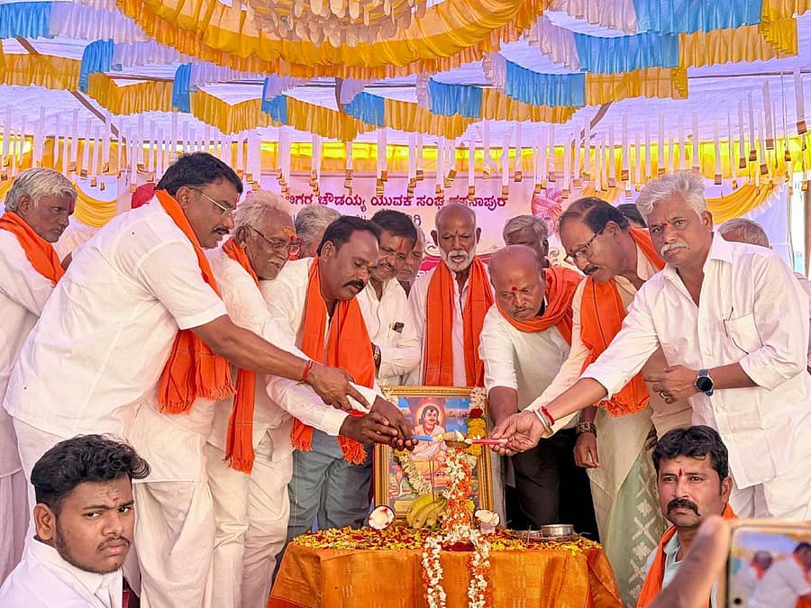ಸುರಪುರ ಸಮೀಪದ ಹಸನಾಪುರದಲ್ಲಿ ಅಂಬಿಗರ ಚೌಡಯ್ಯ ವೃತ್ತವನ್ನು ಗಣ್ಯರು ಉದ್ಘಾಟಿಸಿದರು