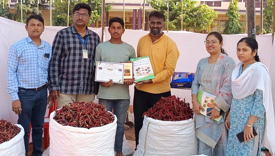 ಹುಬ್ಬಳ್ಳಿಯಲ್ಲಿ ನಡೆದ ಮೆಣಸಿನಕಾಯಿ ಮೇಳದಲ್ಲಿ ಪಾಲ್ಗೊಂಡಿದ್ದ ರೈತರಿಗೆ ಸಾಂಬಾರು ಮಂಡಳಿ ಅಧಿಕಾರಿಗಳು ಪ್ರಮಾಣಪತ್ರ ವಿತರಿಸಿದರು