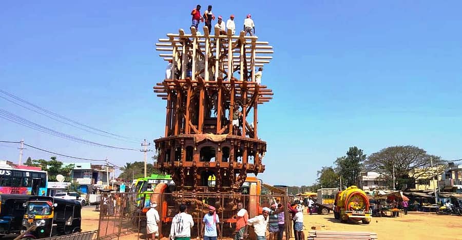 ಕೊಟ್ಟೂರಿನ ಕೊಟ್ಟೂರೇಶ್ವರ ಸ್ವಾಮಿ ರಥೋತ್ಸವದ ಪ್ರಯುಕ್ತ ರಥ ಕಟ್ಟುವ ಕಾರ್ಯ ಭರದಿಂದ ಸಾಗಿದೆ