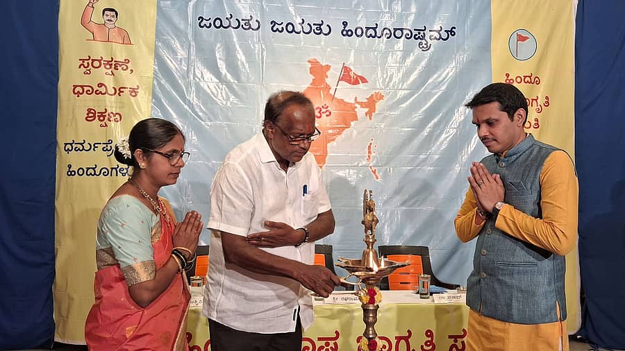 ಕೊಕ್ಕರ್ಣೆ ಗಣೇಶ ಕಲಾ ಮಂದಿರದಲ್ಲಿ ಶನಿವಾರ ಹಿಂದೂ ರಾಷ್ಟ್ರ ಜಾಗೃತಿ ಸಭೆ ನಡೆಯಿತು 