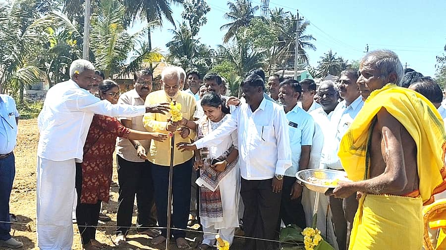 ಹೊಳೆನರಸೀಪುರ ತಾಲ್ಲೂಕಿನ ನಗರನಹಳ್ಳಿ ಗ್ರಾಮದಲ್ಲಿ ವಿವಿಧ ಕಾಮಗಾರಿಗೆ ಶಾಸಕ ಎ.ಮಂಜು ಭೂಮಿಪೂಜೆ ನೆರವೇರಿಸಿದರು.