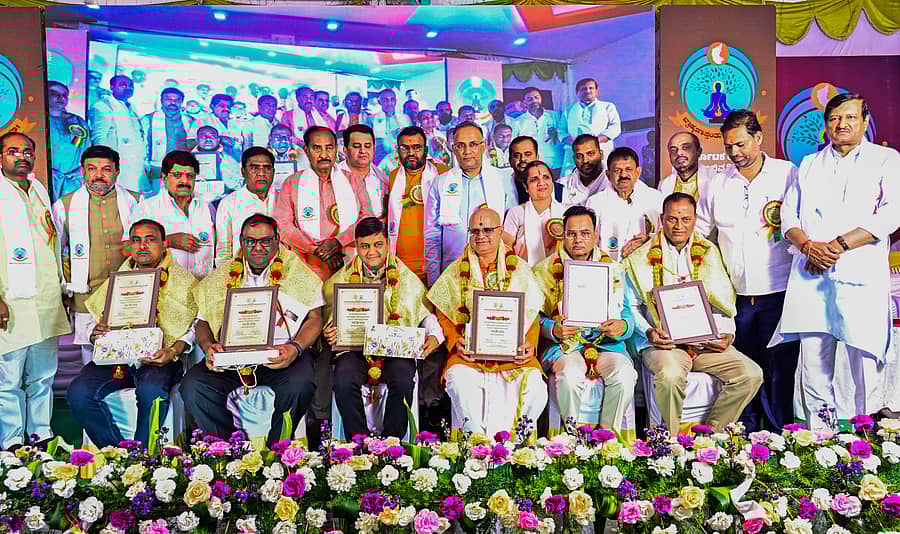 ಕಲಬುರಗಿಯ ಜಯತೀರ್ಥ ಕಲ್ಯಾಣ ಮಂಟಪದಲ್ಲಿ ನಡೆದ ಕಾರ್ಯಕ್ರಮದಲ್ಲಿ ವಿವಿಧ ಕ್ಷೇತ್ರಗಳ ಸಾಧಕರಿಗೆ ‘ವಿಪ್ರಶ್ರೀ’ ಪ್ರಶಸ್ತಿ ಪ್ರದಾನ ಮಾಡಲಾಯಿತು. ಸಚಿವ ದಿನೇಶ್ ಗುಂಡೂರಾವ್‌, ಶಾಸಕ ಅಲ್ಲಮಪ್ರಭು ಪಾಟೀಲ, ವಿಧಾನ ಪರಿಷತ್‌ ಸದಸ್ಯ ಜಗದೇವ ಗುತ್ತೇದಾರ, ಬ್ರಾಹ್ಮಣ ಅಭಿವೃದ್ಧಿ ಮಂಡಳಿ ಅಧ್ಯಕ್ಷ ಅಸಗೋಡು ಜಯಸಿಂಹ ಸೇರಿದಂತೆ ಹಲವರು ಇದ್ದಾರೆ            ಪ್ರಜಾವಾಣಿ ಚಿತ್ರ