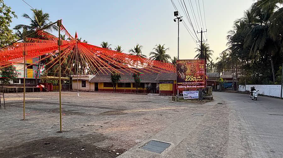 ಜಪ್ಪಿನಮೊಗರು ಶಾಲೆಯ ‘ಆವರಣ’ದ ಸ್ಥಿತಿ ಪ್ರಜಾವಾಣಿ ಚಿತ್ರ ಫಕ್ರುದ್ದೀನ್ ಎಚ್‌.