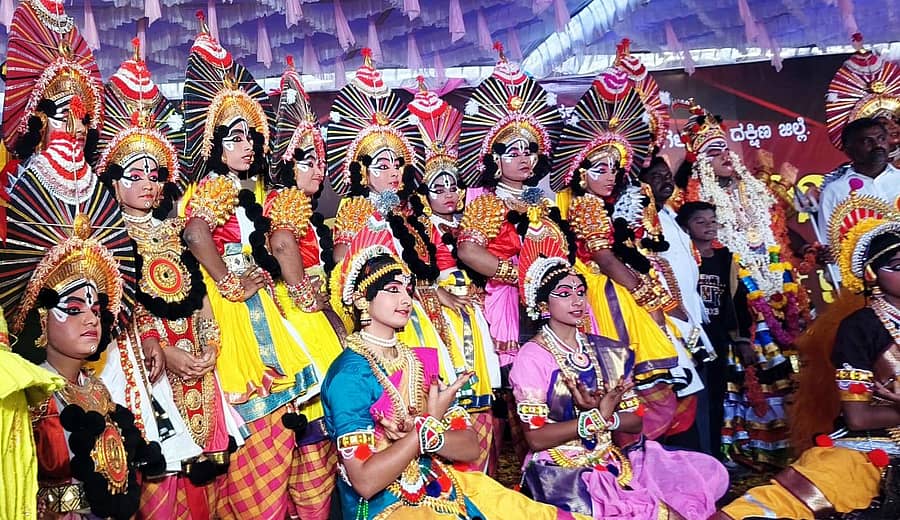 ಚನ್ನಪಟ್ಟಣ ತಾಲ್ಲೂಕಿನ ಅರಳಾಳುಸಂದ್ರ ಗ್ರಾಮದ ಕರ್ನಾಟಕ ಪಬ್ಲಿಕ್ ಶಾಲೆಯಲ್ಲಿ ನಡೆದ ವಾರ್ಷಿಕೋತ್ಸವ ಕಾರ್ಯಕ್ರಮದಲ್ಲಿ ಯಕ್ಷಗಾನ ನಡೆಸಿಕೊಟ್ಟ ಶಾಲೆಯ ವಿದ್ಯಾರ್ಥಿಗಳು