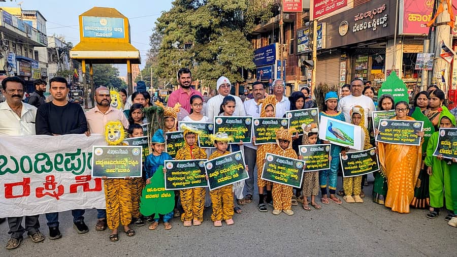 ಸಂಜೀವಿನಿ ಟ್ರಸ್ಟ್‌, ಪರಿಸರ ಸಂರಕ್ಷಣಾ ಗತಿ ವಿಧಿ ಪ್ರತಿಷ್ಠಾನ ಹಾಗೂ ಹಸಿರುಪಡೆಯ ವತಿಯಿಂದ ಭಾನುವಾರ ನಗರದಲ್ಲಿ ಬಂಡೀಪುರ ರಕ್ಷಿಸಿ ಅಭಿಯಾನ ನಡೆಯಿತು