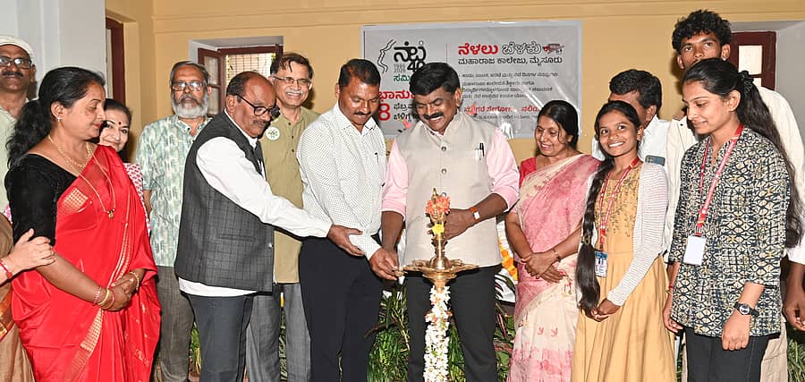 ಮೈಸೂರಿನ ಮಹಾರಾಜ ಕಾಲೇಜಿನಲ್ಲಿ ನೆಳಲು ಬೆಳಕು ತಂಡ ಆಯೋಜಿಸಿದ್ದ ‘ನೆಬೆ–40’ ಸಮ್ಮಿಲನ ಕಾರ್ಯಕ್ರಮವನ್ನು ಮಹಾರಾಜ ಕಾಲೇಜು ಆಡಳಿತಾಧಿಕಾರಿ ಎಸ್.ಟಿ.ರಾಮಚಂದ್ರ ಉದ್ಘಾಟಿಸಿದರು. ಶಶಿಧರ್ ಭಾರೀಗಾಟ್, ಎನ್‌.ವಿ.ವಾಸುದೇವ ಶರ್ಮಾ, ಪ್ರೊ.ಡಿ.ವಿಜಯಲಕ್ಷ್ಮಿ ಹಾಜರಿದ್ದರು   –ಪ್ರಜಾವಾಣಿ ಚಿತ್ರ