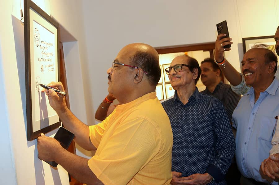 ವಾರ್ಷಿಕ ವ್ಯಂಗ್ಯಚಿತ್ರ ಪ್ರದರ್ಶನದಲ್ಲಿ ಜಿ. ಎನ್. ಮೋಹನ್ ಚಿತ್ರ ಬಿಡಿಸಿದರು