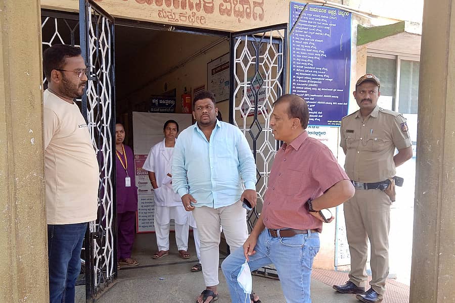 ಚನ್ನಗಿರಿಯ ಸರ್ಕಾರಿ ಆರೋಗ್ಯ ಕೇಂದ್ರಕ್ಕೆ ಜಿಲ್ಲಾಧಿಕಾರಿ ಜಿ.ಎಂ ಗಂಗಾಧರ ಸ್ವಾಮಿ ಭಾನುವಾರ ಭೇಟಿ ನೀಡಿ ಪರಿಶೀಲನೆ ನಡೆಸಿದರು