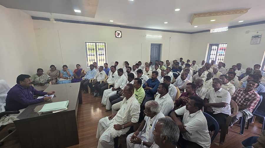 ಮಳವಳ್ಳಿ ಪಟ್ಟಣದ ತಾಲ್ಲೂಕು ಪಂಚಾಯಿತಿಯಲ್ಲಿ, ಶಾಸಕರ ಕಚೇರಿಯ ಸಭಾಂಗಣದಲ್ಲಿ ಶಾಸಕ ಪಿ.ಎಂ.ನರೇಂದ್ರಸ್ವಾಮಿ ಅಧ್ಯಕ್ಷತೆಯಲ್ಲಿ ಶನಿವಾರ ಕಾಂಗ್ರೆಸ್‌ ಮುಖಂಡರು ಹಾಗೂ ಕಾರ್ಯಕರ್ತರ ಸಭೆ ನಡೆಯಿತು