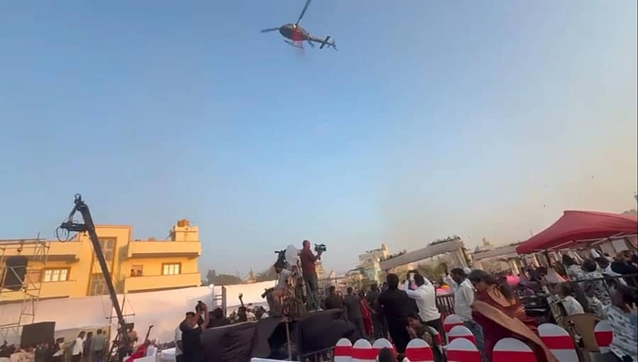 ಆನೇಕಲ್‌ ತಾಲ್ಲೂಕಿನ ಅತ್ತಿಬೆಲೆಯ ಶಾರದ ಇಂಟರ್‌ ನ್ಯಾಷನಲ್‌ ಶಾಲೆಯ ವಾರ್ಷಿಕೋತ್ಸವದಲ್ಲಿ ವಿದ್ಯಾರ್ಥಿಗಳು ಮತ್ತು ಪೋಷಕರಿಗೆ ಹೆಲಿಕಾಪ್ಟರ್‌ ಮೂಲಕ ಪುಷ್ಪವೃಷ್ಠಿ ಮಾಡಿಸಲಾಯಿತು