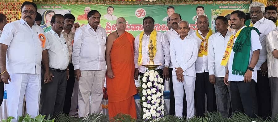 ಬಾಗೇಪಲ್ಲಿ ಪಟ್ಟಣದ ಸರ್ಕಾರಿ ಬಾಲಕಿಯರ ಶಾಲಾ ಆವರಣದಲ್ಲಿ ನಡೆದ ವೇಮನ ಜಯಂತಿಯನ್ನು ಗಣ್ಯರು ದೀಪ ಬೆಳಗಿಸುವ ಮೂಲಕ ಉದ್ಘಾಟಿಸಿದರು. ಹರಿಹರ ತಾಲ್ಲೂಕಿನ ಹೊಸಹಳ್ಳಿಯ ರೆಡ್ಡಿ ಗುರುಪೀಠದ ವೇಮನಾನಂದ‌ ಸ್ವಾಮೀಜಿ ಸೇರಿದಂತೆ ಇತರರು ಇದ್ದರು 
