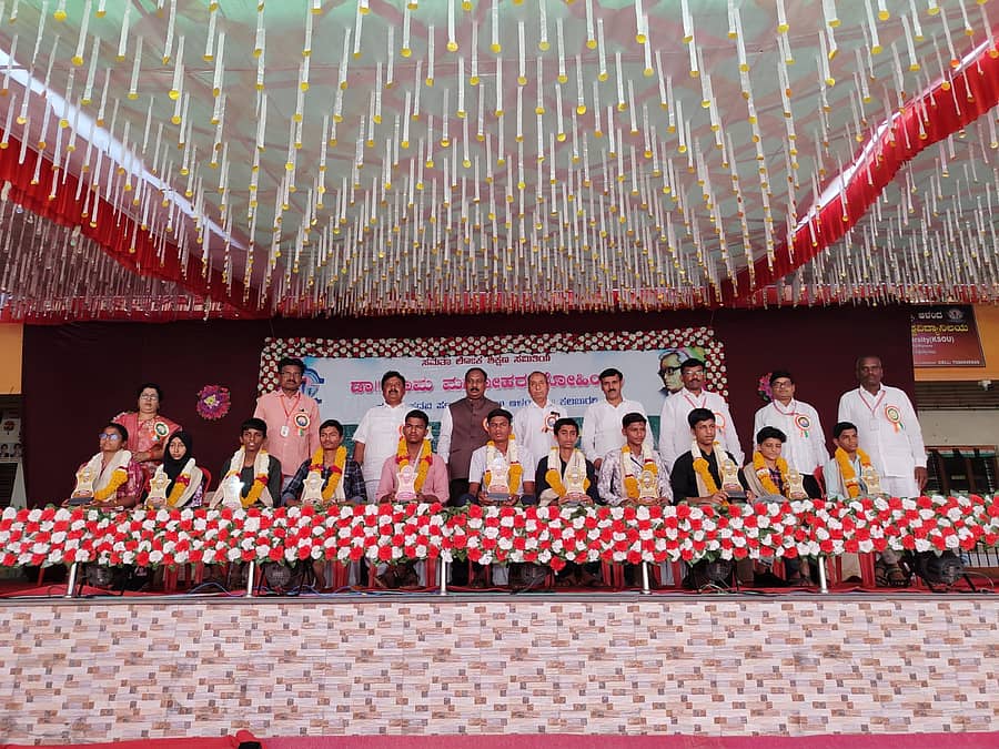 ಆಳಂದನ ಆರ್‌ಎಂಎಲ್‌ ಪಿಯು ಕಾಲೇಜಿನ ವಾರ್ಷಿಕೋತ್ಸವದಲ್ಲಿ ಪ್ರತಿಭಾವಂತ ವಿದ್ಯಾರ್ಥಿಗಳನ್ನು ಸನ್ಮಾನಿಸಲಾಯಿತು