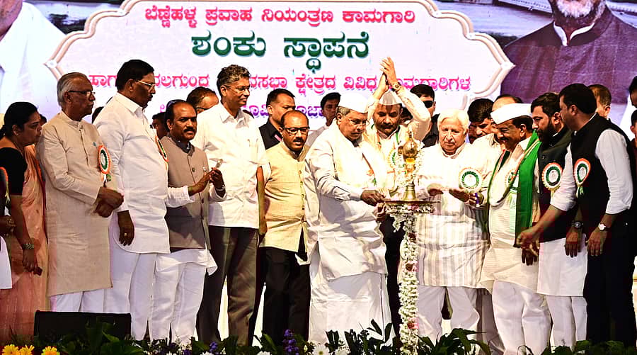 ಕಾರ್ಯಕ್ರಮವನ್ನು ಮುಖ್ಯಮಂತ್ರಿ ಸಿದ್ದರಾಮಯ್ಯ ಉದ್ಘಾಟಿಸಿದರು. ಶಾಸಕರಾದ ಎಫ್‌.ಎಚ್.ಜಕ್ಕಪ್ಪನವರ, ಪ್ರಸಾದ್ ಅಬ್ಬಯ್ಯ, ಸಚಿವರಾದ ಸತೀಶ ಜಾರಕಿಹೊಳಿ, ಸಂತೋಷ ಲಾಡ್‌, ಎಚ್‌.ಕೆ.ಪಾಟೀಲ, ಶಾಸಕ ಎನ್‌.ಎಚ್‌.ಕೋನರಡ್ಡಿ, ವಿಧಾನ ಪರಿಷತ್ತಿನ ಸರ್ಕಾರಿ ಮುಖ್ಯ ಸಚೇತಕ ಸಲೀಂ ಅಹಮ್ಮದ್ ಹಾಜರಿದ್ದರು