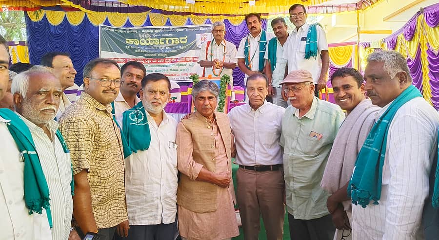 <div class="paragraphs"><p>ತುಮಕೂರು ತಾಲ್ಲೂಕು ಗೂಳೂರಿನ&nbsp;ಶೂಲದ ಆಂಜನೇಯ ದೇವಾಲಯದ ಬಳಿ ಭಾನುವಾರ ರೈತರ ಕಾರ್ಯಾಗಾರ ನಡೆಯಿತು. </p></div>