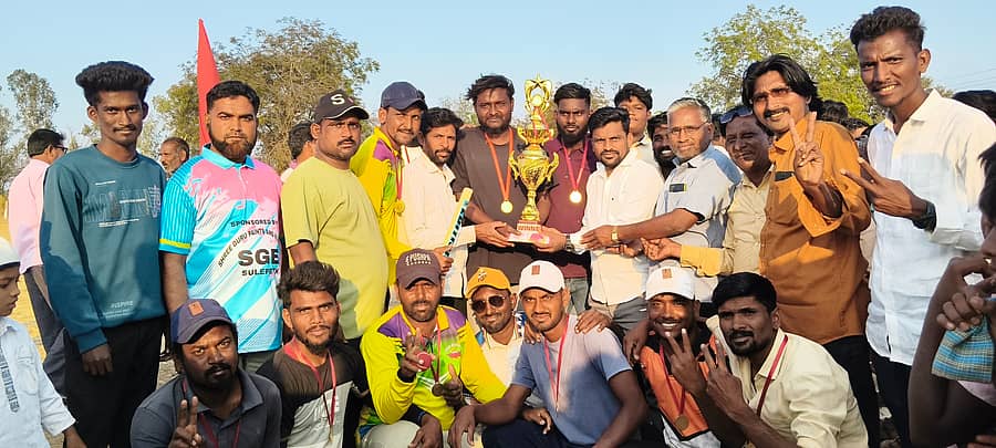 ಚಿಂಚೋಳಿ ತಾಲ್ಲೂಕು ಚಿಮ್ಮಾಈದಲಾಯಿ ಗ್ರಾಮದಲ್ಲಿ ಭಾನುವಾರ ನಡೆದ ಚಿಮ್ಮಾಈದಲಾಯಿ ಪ್ರಿಮಿಯರ್ ಲೀಗ್ ಕ್ರಿಕೆಟ್ ಟೂರ್ನಿಯ ಫೈನಲ್‌ನಲ್ಲಿ ಗೆಲುವು ಸಾಧಿಸಿದ ಚಿಮ್ಮನಚೋಡ ತಂಡದ ನಾಯಕ ಅನಿಲ ಕಟ್ಟಿಮನಿ ಅವರಿಗೆ ಎಂಜಿನಿಯರ್ ಕಲ್ಯಾಣಿ ಬೆಳಕೇರಿ, ಗ್ರಾ.ಪಂ ಮಾಜಿ ಅಧ್ಯಕ್ಷ ಲಾಲಪ್ಪ ಜ್ಯೋತಿ, ಮಾಜಿ ಉಪಾಧ್ಯಕ್ಷ ಶ್ರೀನಿವಾಸ ಚಿಂಚೋಳಿಕರ್ ನಗದು ಬಹುಮಾನ ಹಾಗೂ ಕಪ್ ವಿತರಿಸಿದರು