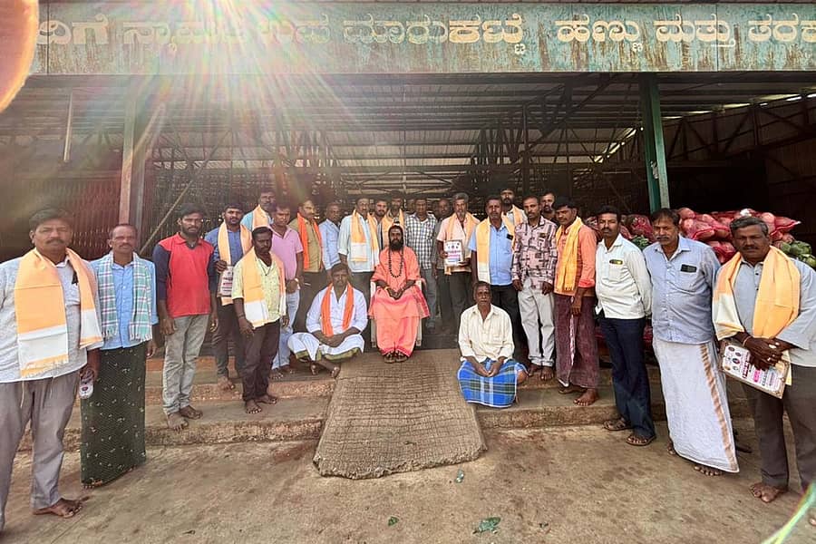 ನ್ಯಾಮತಿ ತಾಲ್ಲೂಕಿನ ಗೋವಿನಕೋವಿಯಲ್ಲಿ ನಡೆಯಲಿರುವ ಹಾಲಸ್ವಾಮಿ ಜಾತ್ರಾ ಮಹೋತ್ಸವಕ್ಕೆ ತರಕಾರಿ ವರ್ತಕರನ್ನು ಶಿವಯೋಗಿ ವಿಶ್ವಾರಾಧ್ಯ ಮಹಾಲಿಂಗ ಹಾಲಸ್ವಾಮೀಜಿ ಭಾನುವಾರ ಆಹ್ವಾನಿಸಿದರು