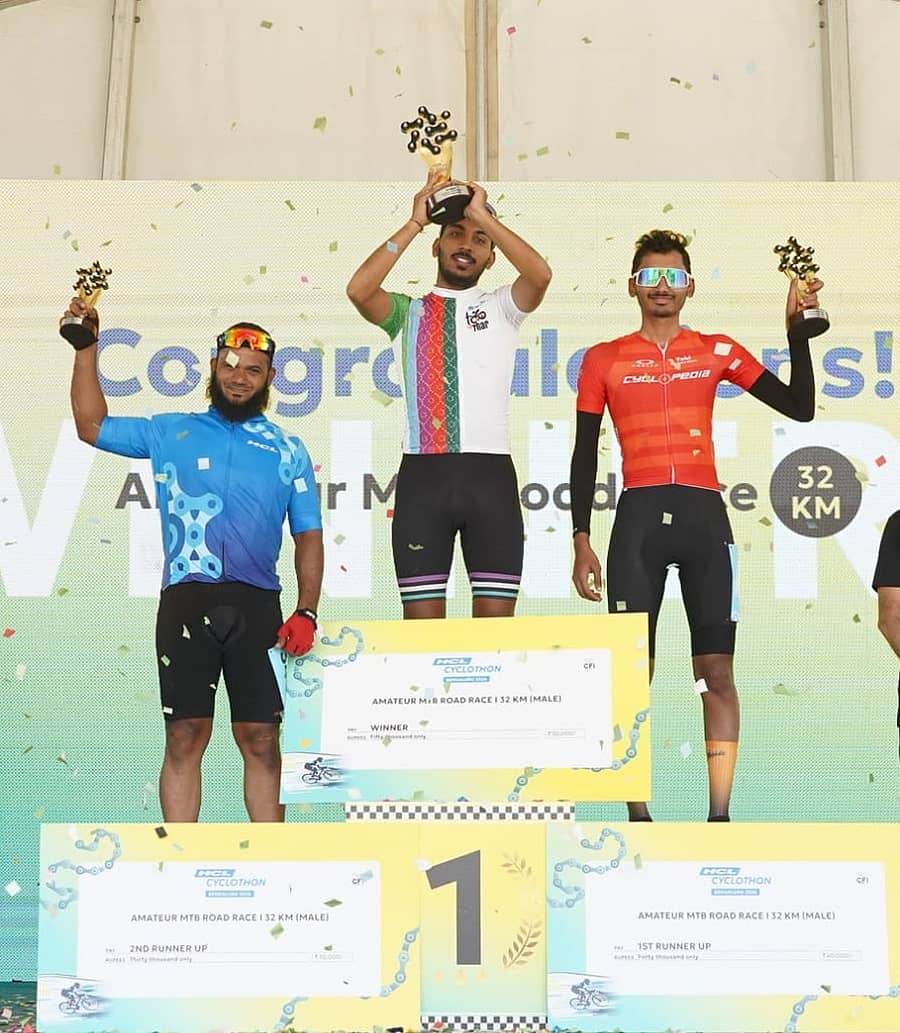 ಅಮೆಚೂರ್‌ ಪುರುಷರ 32 ಕಿ.ಮೀ. ಎಂಟಿಬಿ (ಮೌಂಟನ್ ಬೈಕ್‌) ಸ್ಪರ್ಧೆಯ ವಿಜೇತರು– ರಹೀಲ್‌ ಭಾಟಿಯಾ (ಮಧ್ಯ), ಕುತ್ಬುದ್ದೀನ್‌ ಶೇಕ್‌ ಬಶೀರ್‌ (ಎಡ) ಹಾಗೂ ಮೈಸೂರಿನ ಅಚಲ್‌ ಹೆಬ್ಬಾರ್‌