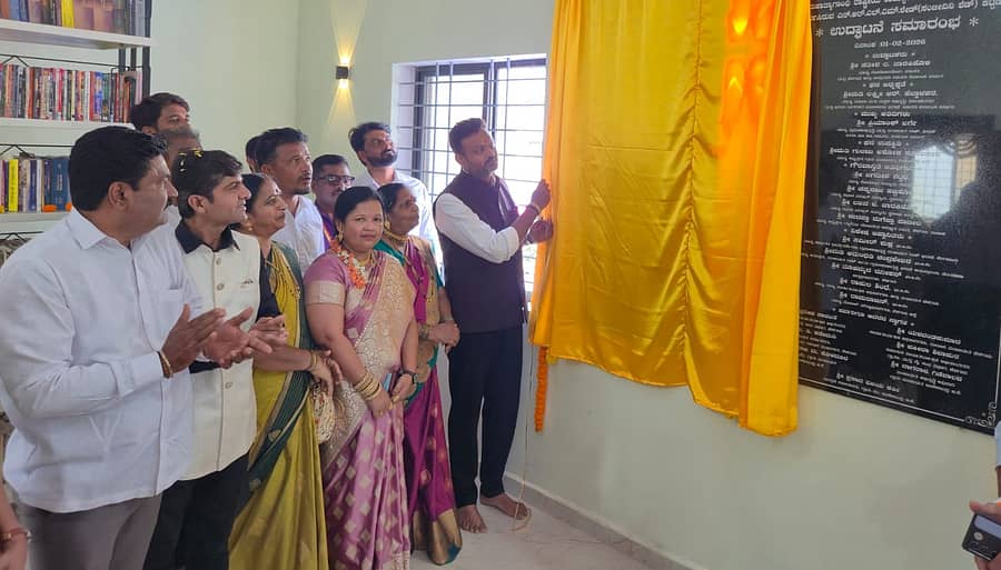 ಬೆಳಗಾವಿ ಗ್ರಾಮೀಣ ಕ್ಷೇತ್ರದ ಬಾಳೇಕುಂದ್ರಿ ಬಿ.ಕೆ. ಗ್ರಾಮದಲ್ಲಿ  ಎ‌ನ್.ಆರ್.ಎಲ್.ಎಂ (ಸಂಜೀವಿನಿ ಶೆಡ್) ಕಟ್ಟಡವನ್ನು ಚನ್ನರಾಜ ಹಟ್ಟಿಹೊಳಿ ಸೋಮವಾರ ಉದ್ಘಾಟಿಸಿದರು