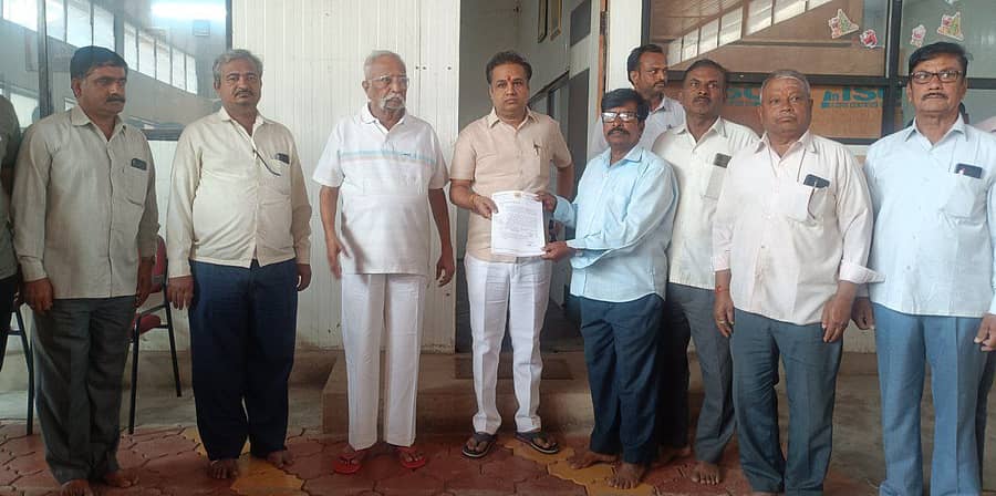 ಚಿಕ್ಕೋಡಿ ತಾಲ್ಲೂಕಿನ ಯಕ್ಸಂಬಾ ಪಟ್ಟಣದಲ್ಲಿ ಇಂಗಳಿ, ಯಡೂರವಾಡಿ, ಯಕ್ಸಂಬಾ ಗ್ರಾಮಗಳ ರೈತರಿಗೆ ₹ 2 ಕೋಟಿ ಮೊತ್ತದ ಕಿರು ಏತ ನೀರಾವರಿ ಯೋಜನೆಯ ಮಂಜೂರಾತಿ ಪತ್ರಗಳನ್ನು ಕರ್ನಾಟಕ ಸರ್ಕಾರದ ದೆಹಲಿ ವಿಶೇಷ ಪ್ರತಿನಿಧಿ ಪ್ರಕಾಶ ಹುಕ್ಕೇರಿ, ಶಾಸಕ ಗಣೇಶ ಹುಕ್ಕೇರಿ ವಿತರಿಸಿದರು