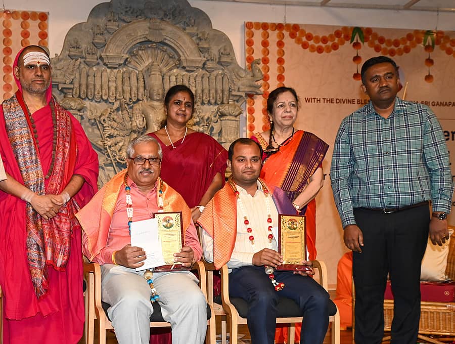 ಕಾರ್ಯಕ್ರಮದಲ್ಲಿ ದೊಡ್ಡಗುಡ್ಡಯ್ಯ ಮತ್ತು ಕೆ. ಮಾರುತಿ ಕೃಷ್ಣ ಗೌಡ್ ಅವರಿಗೆ ‘ಡಾ. ಶಾಂತ ರಾಧಾಕೃಷ್ಣ ದತ್ತಿ ಪ್ರಶಸ್ತಿ’ ನೀಡಿ ಗೌರವಿಸಲಾಯಿತು. ದತ್ತ ವಿಜಯಾನಂದ ತೀರ್ಥ ಸ್ವಾಮೀಜಿ, ಎಂ. ಪುಷ್ಪಾವತಿ, ಶಾಂತ ರಾಧಾಕೃಷ್ಣ ಮತ್ತು ಡಿ.ಆರ್. ಅಶೋಕ್ ಉಪಸ್ಥಿತರಿದ್ದರು
ಪ್ರಜಾವಾಣಿ ಚಿತ್ರ