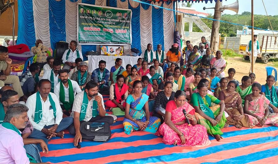 ಕೃಷಿಗೆ ಕುಡಿಯಲು ನೀರು, ಅಂತರ್ಜಲ ವೃದ್ಧಿಗೆ ನೀರಾವರಿ ಯೋಜನೆಗಳ ಜಾರಿಗೆ ಒತ್ತಾಯಿಸಿ ಹನೂರು ತಾಲ್ಲೂಕಿನಲ್ಲಿ ರಾಜ್ಯ ರೈತ ಸಂಘದಿಂದ ನಡೆಯುತ್ತಿರುವ ಅಹೋರಾತ್ರಿ ಧರಣಿ