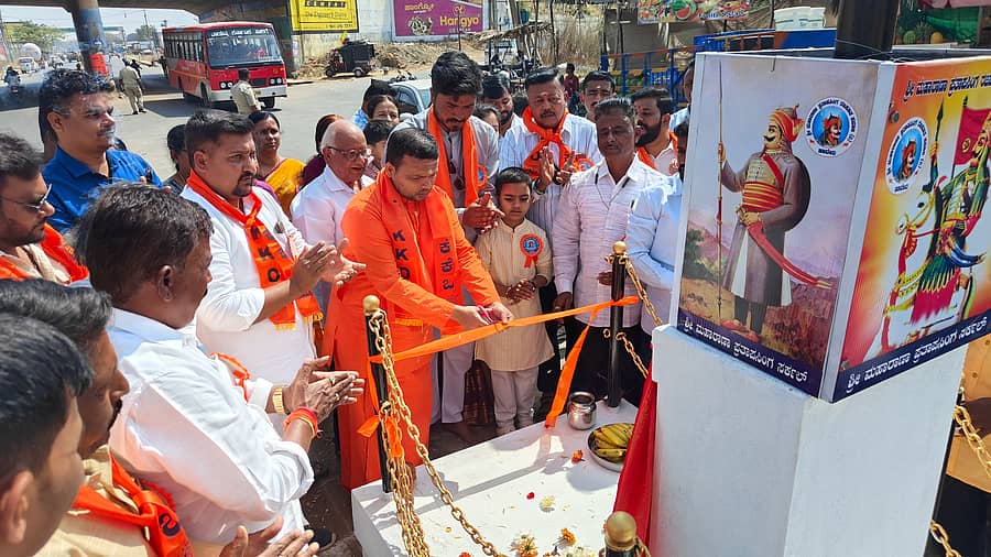 ಹಾವೇರಿಯ ಹಾನಗಲ್ ರಸ್ತೆಯ ರಾಷ್ಟ್ರೀಯ ಹೆದ್ದಾರಿಗೆ ಹೊಂದಿಕೊಂಡಿರುವ ‘ಮಹಾರಾಣಾ ಪ್ರತಾಪ್ ಸಿಂಗ್’ ವೃತ್ತವನ್ನು ಬಸವಶಾಂತಲಿಂಗ ಸ್ವಾಮೀಜಿ ಭಾನುವಾರ ಅನಾವರಣಗೊಳಿಸಿದರು