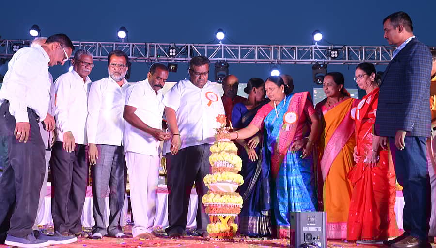 ರಾಮನಗರದ ಐಜೂರಿನಲ್ಲಿರುವ ನೇತಾಜಿ ಪಾಪ್ಯುಲರ್ ಶಾಲೆಯ 34ನೇ ವರ್ಷದ ವಾರ್ಷಿಕೋತ್ಸವ ಸಮಾರಂಭವನ್ನು ಗಣ್ಯರು ಉದ್ಘಾಟಿಸಿದರು. ನಗರಸಭೆ ಅಧ್ಯಕ್ಷ ಕೆ. ಶೇಷಾದ್ರಿ ಶಶಿ, ‌ನಗರಸಭೆ ಸದಸ್ಯರಾದ ಬಿ.ಸಿ. ಪಾರ್ವತಮ್ಮ, ಭೈರೇಗೌಡ, ಮಾಜಿ ಸದಸ್ಯ ಶಿವಕುಮಾರಸ್ವಾಮಿ, ಶಾಲೆ ಅಧ್ಯಕ್ಷ ಡಾ. ನಾಗೇಂದ್ರ ಕುಮಾರ್, ಕಾರ್ಯದರ್ಶಿ ವಸಂತ ವೀರೇಗೌಡ ಹಾಗೂ ಇತರರು ಇದ್ದಾರೆ