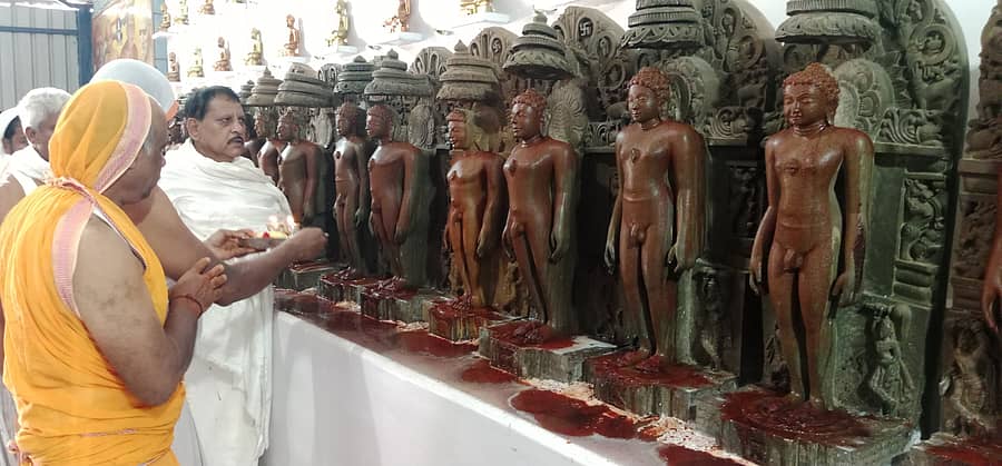 ಹಳೇಬೀಡು ಸಮೀಪದ ಜೈನರಗುತ್ತಿಯಲ್ಲಿ ಭಾನುವಾರ ವಾರ್ಷಿಕ ಪೂಜೆ ಹಾಗೂ ವೀರಸಾಗರ ಮುನಿ ಮಹಾರಾಜರ ದೀಕ್ಷಾ ದಿನದ ಅಂಗವಾಗಿ ನಡೆದ 24 ತೀರ್ಥಂಕರರ ಮಸ್ತಕಾಭಿಷೇಕ ನಡೆಸಿ, ಮಹಾಮಂಗಳಾರತಿ ನೆರವೇರಿಸಲಾಯಿತು.