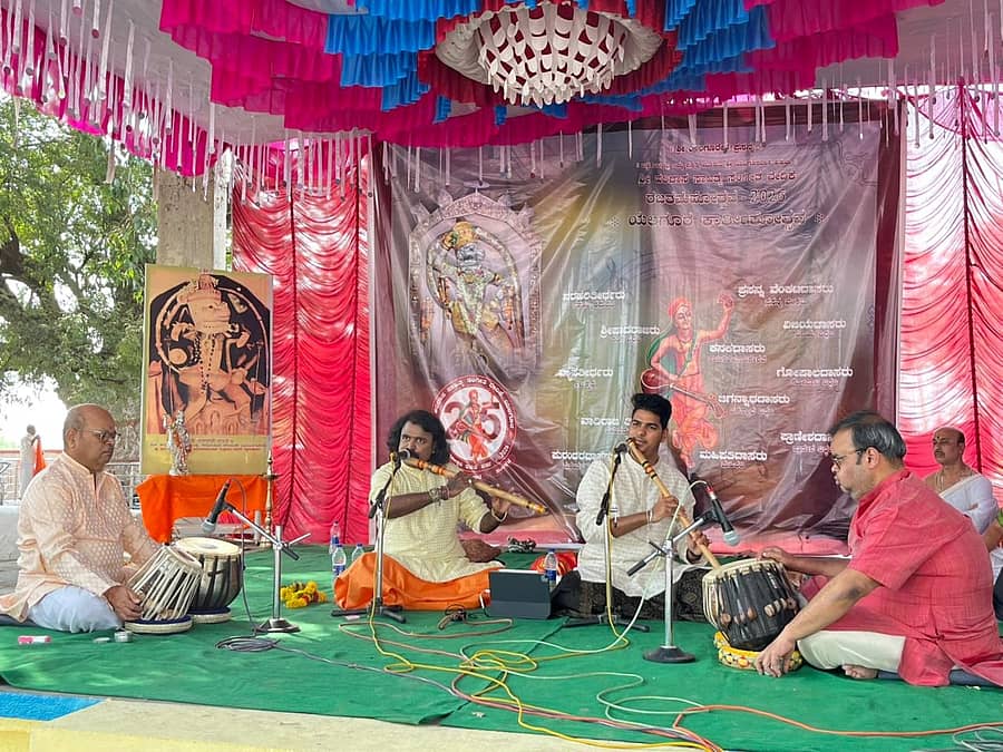 ಯಲಗೂರದಲ್ಲಿ ನಡೆದ ಯಲಗೂರೇಶನ ಕಾರ್ತಿಕೋತ್ಸವದಲ್ಲಿ ಪ್ರವೀಣ ಗೋಡ್ಖಿಂಡಿ ಹಾಗೂ ಷಡ್ಜ್ ಗೋಡ್ಖಿಂಡಿ ಕೊಳಲು ನಾದ ಸ್ವರಕ್ಕೆ, ರವೀಂದ್ರ ಯಾವಗಲ್, ಕಿರಣ ಯಾವಗಲ್ ತಬಲಾ ಸಾಥ್ ನೀಡಿದರು