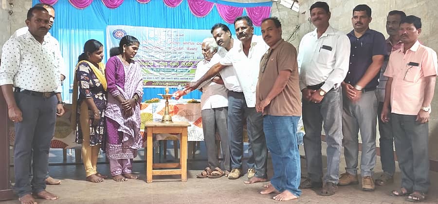 ನರಸಿಂಹರಾಜಪುರ ತಾಲ್ಲೂಕು ಸೀತೂರು ಗ್ರಾಮದಲ್ಲಿ ಶನಿವಾರದಿಂದ ಆರಂಭವಾದ ಸರ್ಕಾರಿ ಪ್ರಥಮ ದರ್ಜೆ ಕಾಲೇಜಿನ ಎನ್.ಎಸ್.ಎಸ್ ಶಿಬಿರಕ್ಕೆ ಮಂಡಲ ಮಾಜಿ ಪ್ರಧಾನ ಎಸ್.ಡಿ.ವಿ ಗೋಪಾಲ್ ರಾವ್ ಚಾಲನೆ ನೀಡಿದರು. ಧನಂಜಯ್, ಎಚ್.ಇ. ದಿವಾಕರ್ ಪಾಲ್ಗೊಂಡಿದ್ದರು