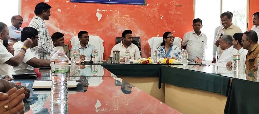 ಕಲಘಟಗಿ ಪಟ್ಟಣ ಪಂಚಾಯತಿ ಸಭಾಭವನದಲ್ಲಿ ಜಾತ್ರಾ ಮಹೋತ್ಸವದ ಪೂರ್ವ ಸಿದ್ಧತಾ ಸಭೆ ಕರೆದು ಜಾತ್ರೆಯ ರೂಪರೇಷೆಗಳ ಮಾಹಿತಿ ಪಡೆದರು.