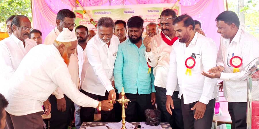 ಬಸವಾಪಟ್ಟಣದಲ್ಲಿ ಕಟ್ಟಡ ಕಾರ್ಮಿಕರ ಸಂಘ ಮತ್ತು ಶಾಖಾ ಕಚೇರಿಯನ್ನು ಶಾಸಕ ಕೆ.ಎಸ್.ಬಸವಂತಪ್ಪ ಭಾನುವಾರ ಉದ್ಘಾಟಿಸಿದರು