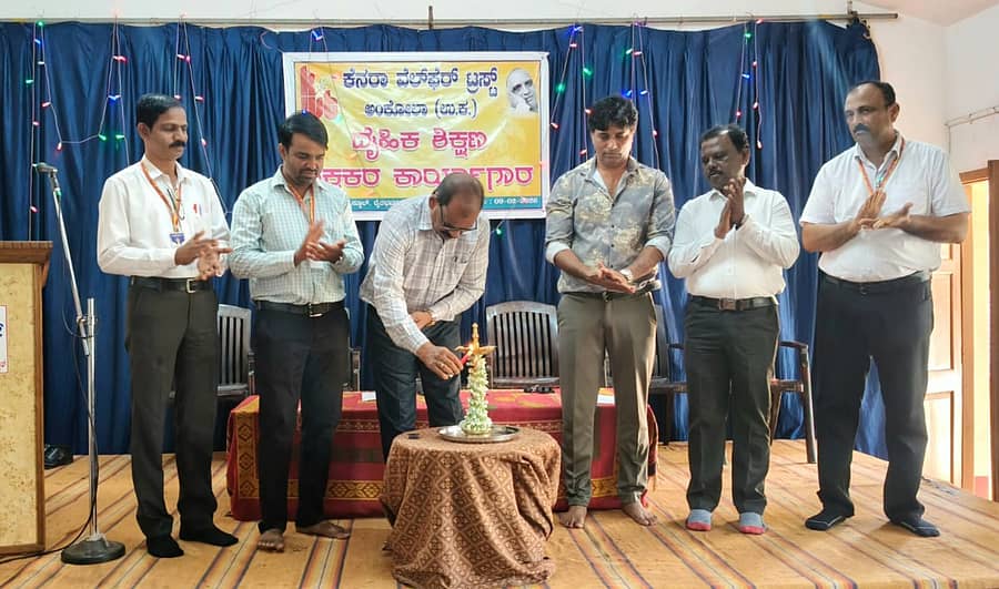 ಅಂಕೋಲಾ ಪಟ್ಟಣದಲ್ಲಿ ಸೋಮವಾರ ದೈಹಿಕ ಶಿಕ್ಷಣ ಶಿಕ್ಷಕರಿಗೆ ಏರ್ಪಡಿಸಿದ್ದ ಕಾರ್ಯಗಾರವನ್ನು ಕೆನರಾ ವೆಲ್ಫೇರ್ ಟ್ರಸ್ಟಿನ ಆಡಳಿತಾಧಿಕಾರಿ ರವೀಂದ್ರ ಕೇಣಿ ಉದ್ಘಾಟಿಸಿದರು.