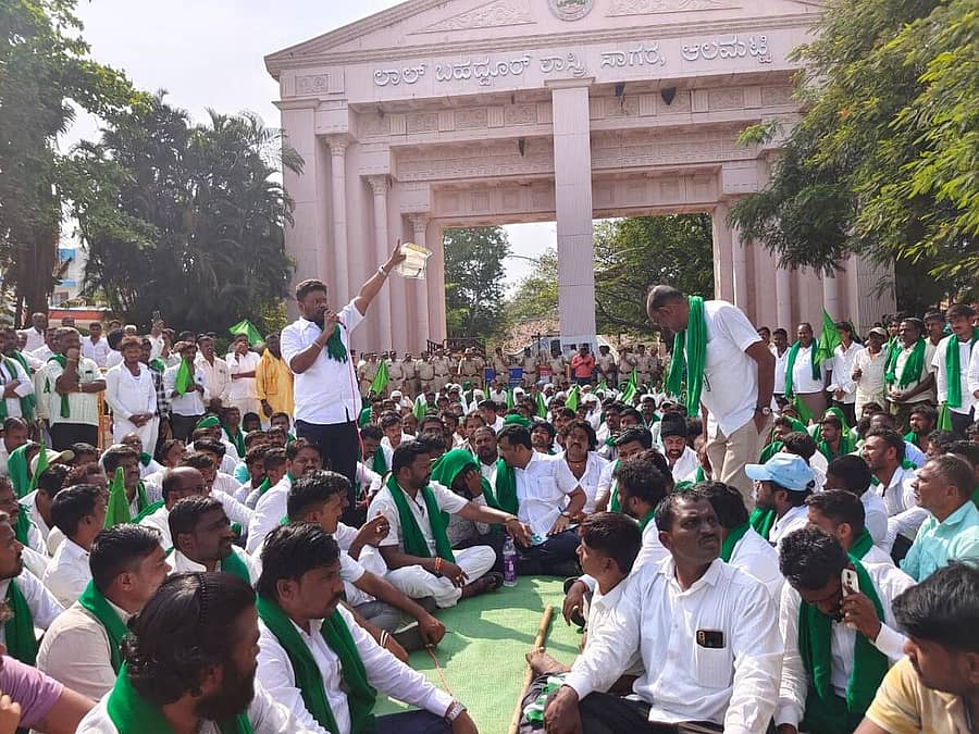 ವಿಜಯಪುರ ಜಿಲ್ಲೆಯ ಆಲಮಟ್ಟಿಯಲ್ಲಿ ಸೋಮವಾರ ರೈತರು ಪ್ರತಿಭಟನೆ ನಡೆಸಿದರು.