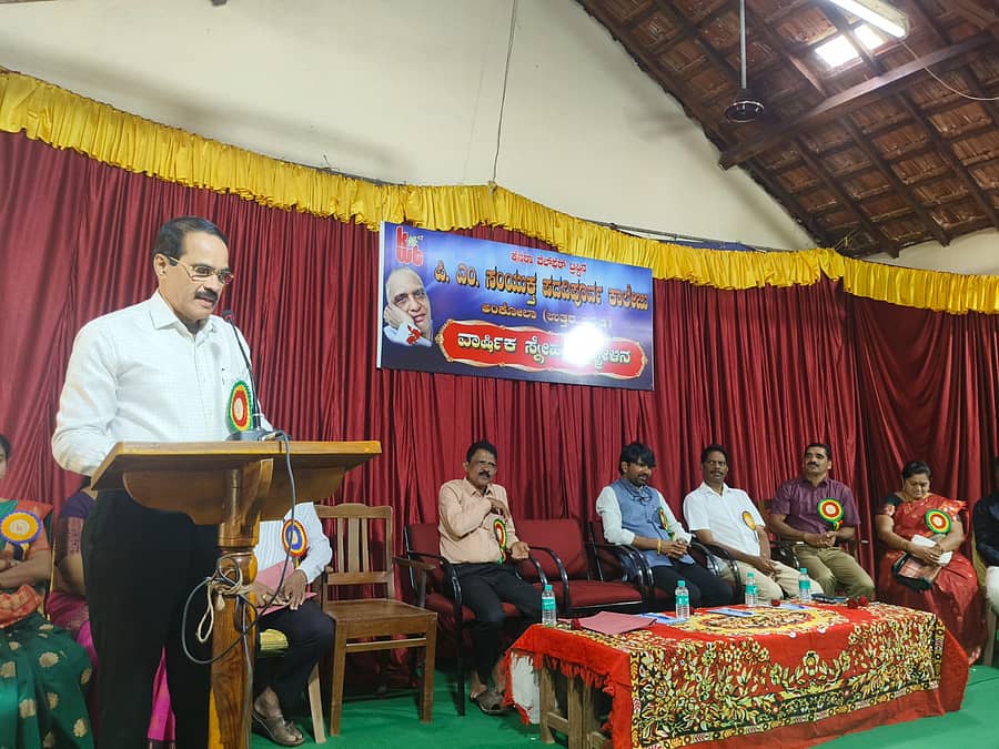 ಅಂಕೋಲಾದ ಪಿ.ಎಂ.ಪದವಿಪೂರ್ವ ಕಾಲೇಜಿನ 32ನೇ ವಾರ್ಷಿಕ ಸ್ನೇಹ ಸಮ್ಮಿಲನ ಕಾರ್ಯಕ್ರಮದಲ್ಲಿ ನಿವೃತ್ತ ಪೊಲೀಸ್ ಅಧಿಕಾರಿ ವಿನಯ ಗಾಂವಕರ್ ಮಾತನಾಡಿದರು