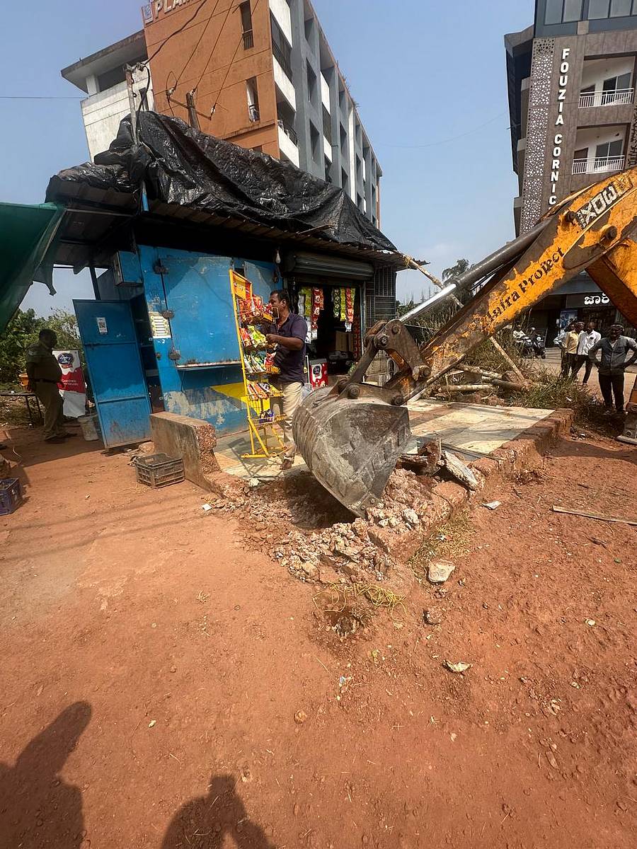 ತೊಕ್ಕೊಟ್ಟುವಿನಿಂದ ಅಸೈಗೋಳಿವರೆಗಿನ ಅನಧಿಕೃತ ಗೂಡಂಗಡಿಗಳ ತೆರವು ಕಾರ್ಯಾಚರಣೆ ಸೋಮವಾರ ನಡೆಯಿತು