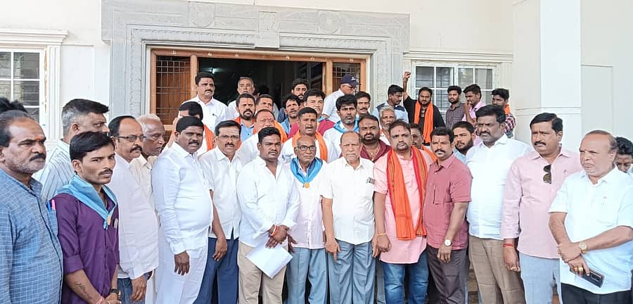 ಮಹಾಶಿವರಾತ್ರಿಯಂದು ನಗರ ಸೇರಿದಂತೆ ಜಿಲ್ಲೆಯಾದ್ಯಂತ ಮಾಂಸ ಮಾರಾಟವನ್ನು ನಿಷೇಧಿಸಬೇಕು ಎಂದು ಆಗ್ರಹಿಸಿ ವಿವಿಧ ಸಂಘಟನೆಗಳ ಮುಖಂಡರು ಸೋಮವಾರ ಹೊಸಪೇಟೆಯ ಜಿಲ್ಲಾಧಿಕಾರಿ ಕಚೇರಿ ಬಳಿ ಪ್ರತಿಭಟನೆ ನಡೆಸಿದರು  –ಪ್ರಜಾವಾಣಿ ಚಿತ್ರ