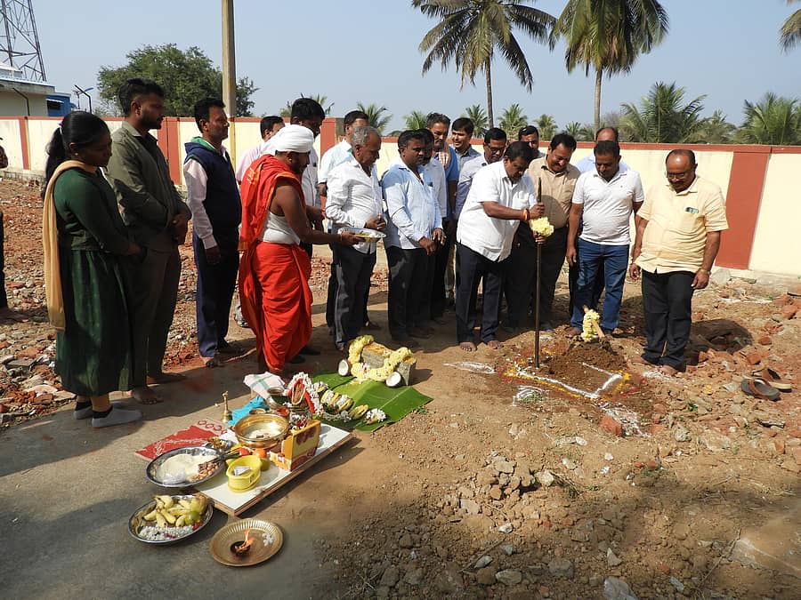 ಶ್ರವಣಬೆಳಗೊಳದ ಸೆಸ್ಕ್ ಕಚೇರಿ ಆವರಣದಲ್ಲಿ ನಿರ್ಮಾಣಗೊಳ್ಳಲಿರುವ ದಾಖಲೆಗಳ ಕಟ್ಟಡದ ಕಾಮಗಾರಿಗೆ ಶಾಸಕ ಸಿ.ಎನ್. ಬಾಲಕೃಷ್ಣ ಭೂಮಿ ಪೂಜೆ ನೆರವೇರಿಸಿದರು 