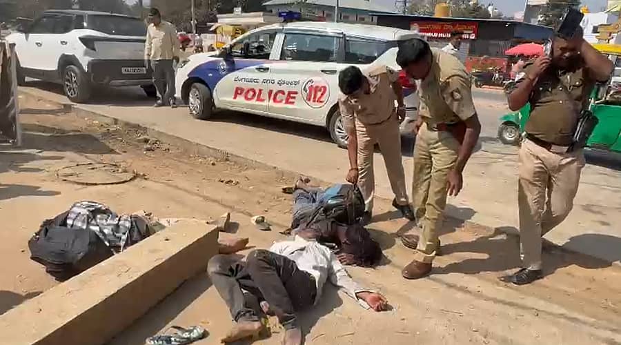 ದೇವನಹಳ್ಳಿ ಪಟ್ಟಣದ ಸಂತೆ ಆವರಣದ ಸಮೀಪದ ಬಸ್ ನಿಲ್ದಾಣ ಬಳಿ ಅಸ್ವಸ್ಥಗೊಂಡು ನಡುರಸ್ತೆಯಲ್ಲೇ ಬಿದ್ದಿದ್ದ ಯುವಕರು