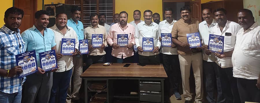 ಶ್ರೀನಿವಾಸಪುರದಲ್ಲಿ ಸೋಮವಾರ ಪತ್ರಿಕಾಗೋಷ್ಠಿಯಲ್ಲಿ ಮುಖಂಡರು ವಾಲಿಬಾಲ್‌ ಟೂರ್ನಿಯ ಮಾಹಿತಿ ನೀಡಿದರು