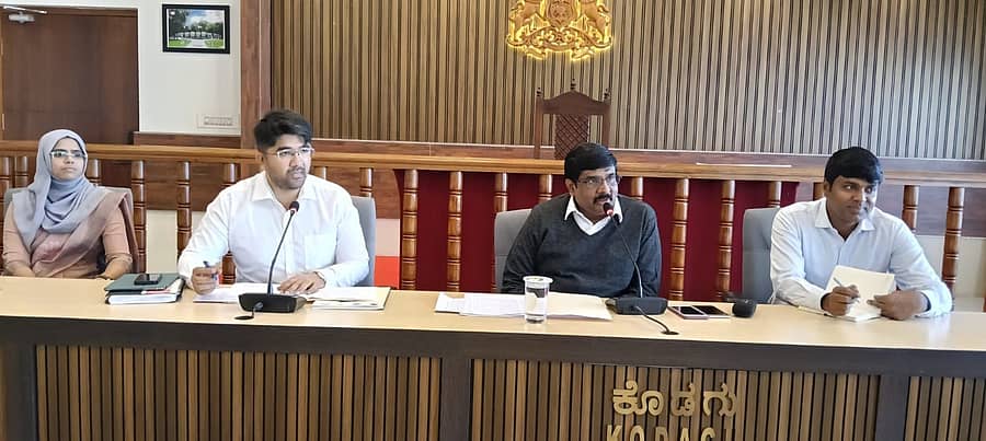 ಮಡಿಕೇರಿಯಲ್ಲಿ ಸೋಮವಾರ ನಡೆದ ಜಿಲ್ಲಾ ಪ್ರವಾಸೋದ್ಯಮ ಅಭಿವೃದ್ಧಿ ಸಮಿತಿ ಸಭೆಯಲ್ಲಿ ಜಿಲ್ಲಾಧಿಕಾರಿ ಎಸ್.ಟಿ.ಸೋಮಶೇಖರ್ ಸೂಚನೆಗಳನ್ನು ನೀಡಿದರು