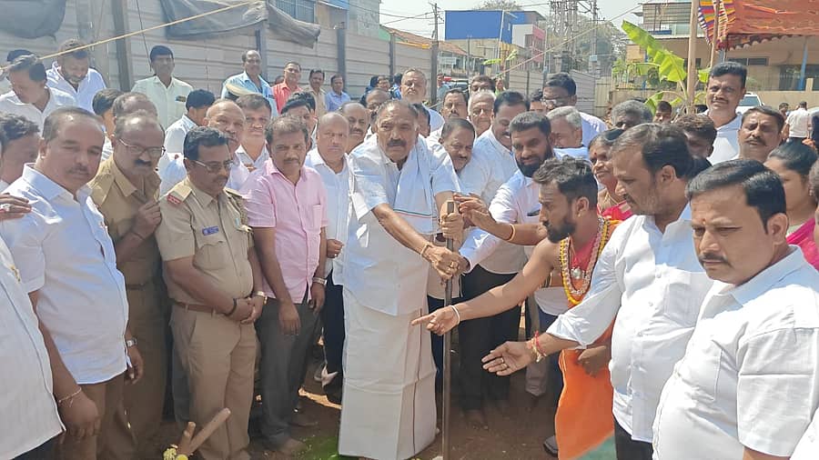 ಅರಸೀಕೆರೆಯಲ್ಲಿ ನೂತನ ಬಸ್‌ ನಿಲ್ದಾಣ ಕಾಮಗಾರಿಗೆ ಶಾಸಕ ಕೆ.ಎಂ. ಶಿವಲಿಂಗೇಗೌಡ ಸೋಮವಾರ ಭೂಮಿಪೂಜೆ ನೆರವೇರಿಸಿದರು.