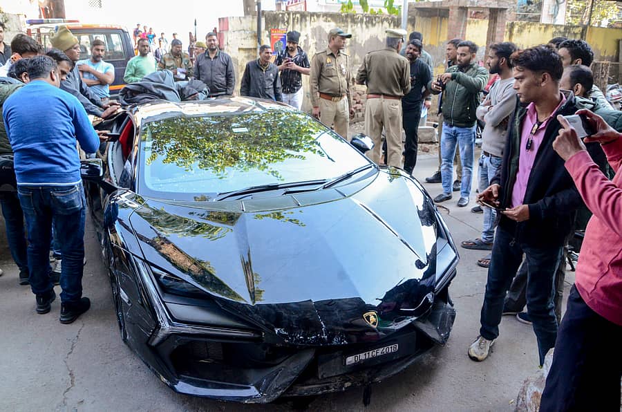 <div class="paragraphs"><p>ಕಾನ್ಪುರದ ಗ್ವಾಲ್ಟೋಲಿ ಪ್ರದೇಶದ ವಿಐಪಿ ರಸ್ತೆಯಲ್ಲಿ ಪಾದಚಾರಿಗಳು ಹಾಗೂ ವಾಹನಗಳಿಗೆ ಡಿಕ್ಕಿ ಹೊಡೆದ ಲ್ಯಾಂಬೊರ್ಗಿನಿ ಕಾರು </p></div>