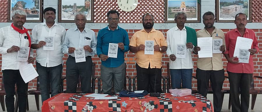 ಕೋಲಾರದಲ್ಲಿ ಸೋಮವಾರ ಪತ್ರಿಕಾಗೋಷ್ಠಿಯಲ್ಲಿ ಸಿಐಟಿಯು ಮುಖಂಡರಾದ ಎಂ.ವಿಜಯಕೃಷ್ಣ, ಗಾಂಧಿನಗರ ನಾರಾಯಣಸ್ವಾಮಿ, ಎಚ್.ಬಿ ಕೃಷ್ಣಪ್ಪ ಹಾಗೂ ವಿವಿಧ ಸಂಘಟನೆಗಳು ಮುಖಂಡರು ಮುಷ್ಕರದ ಕರಪತ್ರ ಬಿಡುಗಡೆ ಮಾಡಿದರು